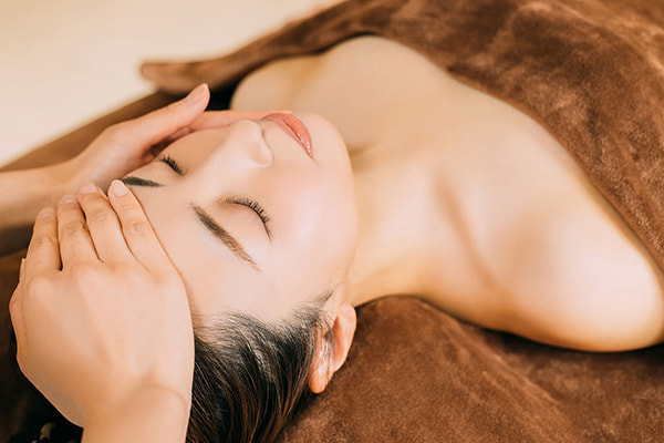 富士市こだわり美肌エステサロンのエクラ・アン・プリュスのブレインヘッドスパ